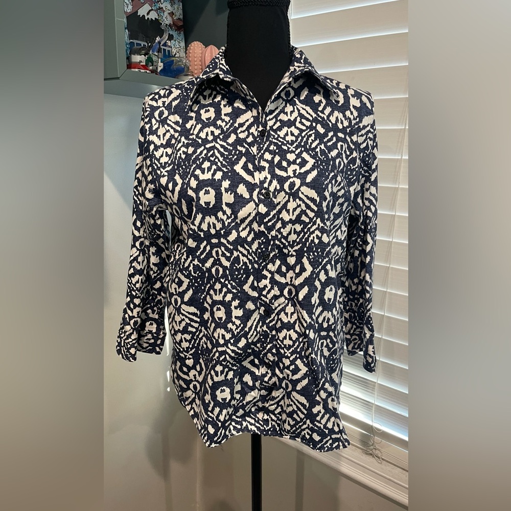 Lauren‎ Ralph Lauren Non Iron
Button Down Blouse Blue Ikat Print